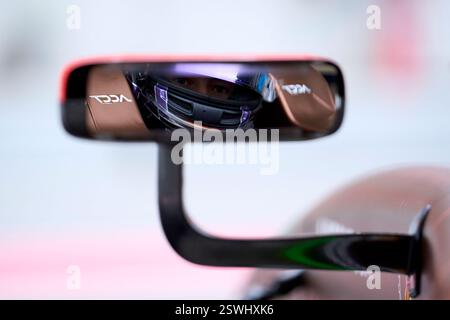 BARCELONA, SPANIEN – 20. FEBRUAR: Javier Sagrera aus Spanien und AIX Racing (26) sehen sich beim Formel-3-Test auf dem Circuit de Barcelona-C in der Pitlane an Stockfoto