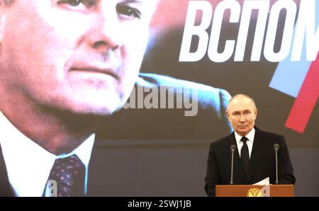 St. Petersburg, Russland. Februar 2025. Der russische Präsident Wladimir Putin hält während eines Konzerts zum Gedenken an den ersten Bürgermeister von St. Petersburg Anatoly Sobtschak in der Akademischen Philharmonie Schostakowitsch St. Petersburg am 19. Februar 2025 in St. Petersburg, Russland. Quelle: Alexander Kazakov/Kreml Pool/Alamy Live News Stockfoto