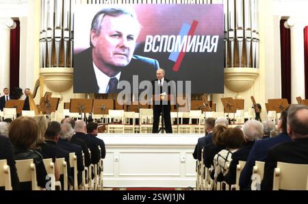 St. Petersburg, Russland. Februar 2025. Der russische Präsident Wladimir Putin hält während eines Konzerts zum Gedenken an den ersten Bürgermeister von St. Petersburg Anatoly Sobtschak in der Akademischen Philharmonie Schostakowitsch St. Petersburg am 19. Februar 2025 in St. Petersburg, Russland. Quelle: Alexander Kazakov/Kreml Pool/Alamy Live News Stockfoto