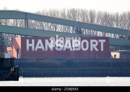 Hamburg, Deutschland. Februar 2025. Blick auf Hansaport, ein Seehafenterminal für Schüttgüter wie Eisenerz und Kohle, im Hamburger Hafen. Quelle: Christian Charisius/dpa/Alamy Live News Stockfoto