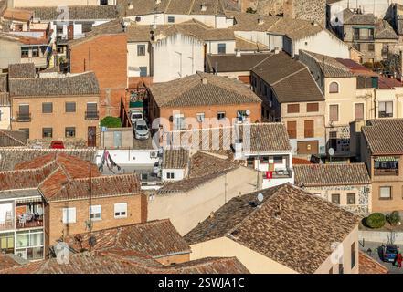 Stadtbild über den Dächern von Toledo in Spanien. Nahaufnahmen zu Weihnachten mit schönen Terrakotta-Dächern und dramatischem, warmem Licht. Stockfoto