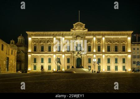 Auberge de Castille et Leon, ursprünglich von Gerolamo Cassar entworfen und 1744 umgebaut. Heute beherbergt das Büro des Premierministers in Valletta, Malta. Stockfoto