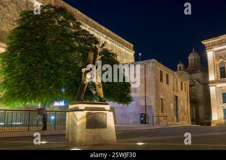Manwel Dimech Monument am Castille Place, von hinten gesehen mit Saint James Cavalier, Valletta, Malta. Stockfoto
