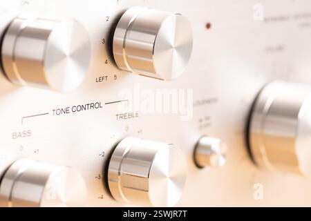 Detailansicht einer Audiogeräteschnittstelle mit Bedienelementen für Bass, Höhen, Balance und Power. Stockfoto