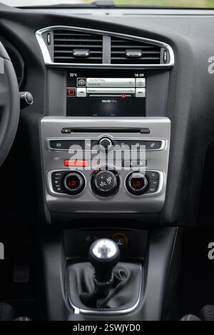 Modernes Armaturenbrett im Fahrzeuginnenraum mit Digitalanzeige und Klimaregelung Stockfoto