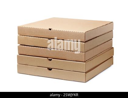 Stapel leerer brauner Pizzaschachteln aus Pappe isoliert auf weiß Stockfoto