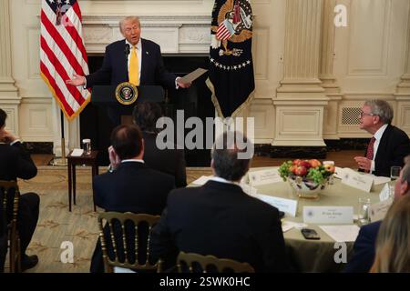 Washington, Usa. Februar 2025. Präsident Donald Trump spricht auf der Governors Working Session im State Dining Room im Weißen Haus in Washington am 13. Februar 2025. (Francis Chung/POLITICO) Credit: Abaca Press/Alamy Live News Stockfoto