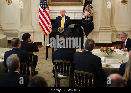 Washington, Usa. Februar 2025. Präsident Donald Trump spricht auf der Governors Working Session im State Dining Room im Weißen Haus in Washington am 13. Februar 2025. (Francis Chung/POLITICO) Credit: Abaca Press/Alamy Live News Stockfoto