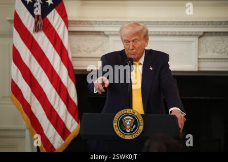 Washington, Usa. Februar 2025. Präsident Donald Trump spricht auf der Governors Working Session im State Dining Room im Weißen Haus in Washington am 13. Februar 2025. (Francis Chung/POLITICO) Credit: Abaca Press/Alamy Live News Stockfoto
