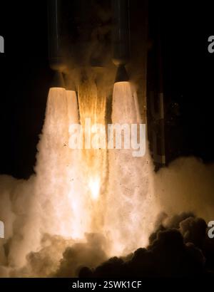 Motoren feuern als Atlas V-Rakete der United Launch Alliance mit dem Mars Perseverance rover der NASA am 30. Juli 2020 in Cape Canaveral in Florida. Stockfoto