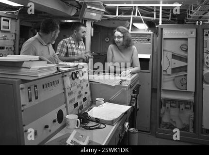 Marty Weiss, Al Ballard und Marie Tharp unternahmen die Jungfernfahrt der USNS Kane, einem ozeanographischen Forschungs- und hydrographischen Vermessungsschiff, während es von Juni bis Oktober 1968 den Mittelatlantischen Rücken bereiste. Marie Tharp (1920–2006) war eine US-amerikanische Geologin und Meereskartografin. In den 1950er Jahren arbeitete sie mit dem Geologen Bruce Heezen zusammen, um die erste wissenschaftliche Karte des Atlantischen Ozeans zu erstellen. Tharps Entdeckung des Mittelatlantischen Rückens verursachte einen Paradigmenwechsel in der Erdwissenschaft, der zur Akzeptanz der Theorien der Plattentektonik und der kontinentalen Drift führte. Stockfoto