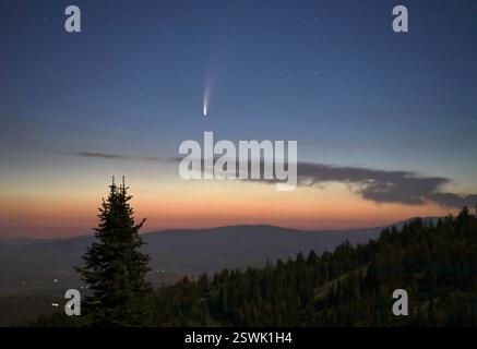 Der Komet C/2020 F3 NEOWISE wird am 9. Juli über dem Deer Valley in Utah am Himmel vor der Dämmerung beobachtet. Der Komet wurde am 27. März 2020 vom Near-Earth Object Wide-Field Infrared Survey Explorer (NEOWISE) der NASA entdeckt. Die nächste Annäherung an die Erde erfolgt am 22. Juli in einer Entfernung von etwa 64 Millionen Meilen (103 Millionen Kilometer). Der Komet braucht etwa 6.800 Jahre, um seine Umlaufbahn zu vollenden, also wird er für uns für viele tausend Jahre nicht mehr sichtbar sein. Stockfoto
