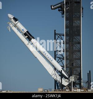 Die Raketenbesatzung der SpaceX Falcon 9 Dragon an Bord wird gesehen, wie sie auf dem Startplatz am Startkomplex 39A in Position gebracht wird Stockfoto