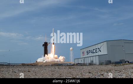 Eine SpaceX Falcon 9-Rakete mit der Crew Dragon wird am Samstag, dem 30. Mai 2020, auf der NASA-Mission SpaceX Demo-2 gestartet. Stockfoto