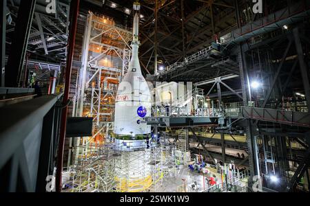 Die vollständig montierte Orion-Raumsonde, Teil der Artemis I-Mission der NASA zum Mond, wird über die Space Launch System (SLS)-Rakete im Kennedy Space Center in Florida angehoben. ARTEMIS I wird ein unbemannter Testflug der Orion-Raumsonde und der Space Launch System-Rakete als integriertes System vor bemannten Flügen zum Mond sein. Stockfoto