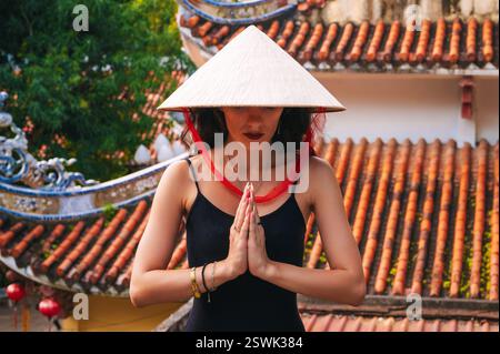 Porträt einer Touristenfrau im Tempel auf der buddhistischen Pagode in Vietnam. Reise und Tourismus in Asien Stockfoto