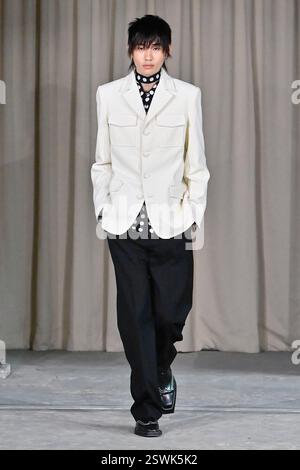 London, Großbritannien. Februar 2025. Während der Mithridate Ready to Wear Fashion Show auf der London Fashion Week Women F/W 2025 in London, Großbritannien, am 21. Februar 2025 spaziert ein Model auf dem Laufsteg. (Foto: Jonas Gustavsson/SIPA USA) Credit: SIPA USA/Alamy Live News Stockfoto