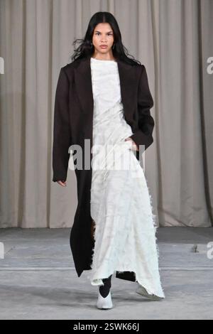 London, Großbritannien. Februar 2025. Während der Mithridate Ready to Wear Fashion Show auf der London Fashion Week Women F/W 2025 in London, Großbritannien, am 21. Februar 2025 spaziert ein Model auf dem Laufsteg. (Foto: Jonas Gustavsson/SIPA USA) Credit: SIPA USA/Alamy Live News Stockfoto