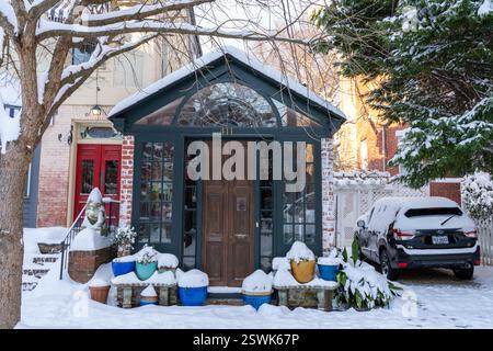 Norfolk Virginia – 20. Februar 2025: Eingang zu einem historischen Haus im Freemason District in Norfolk Virginia nach einem Schneesturm Stockfoto