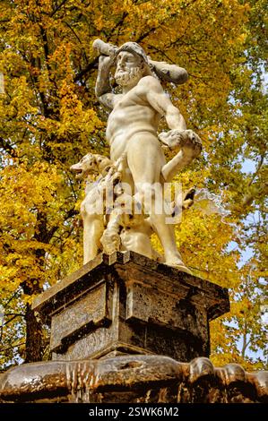 Herkules and the Fierce Hydra: Eine packende Geschichte von Mut und Mythos in Aranjuez's Royal Gardens Stockfoto