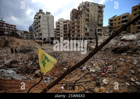 Beirut, Beirut, Libanon. Februar 2025. Die gelbe Flagge der pro-iranischen Hisbollah wird an der Stelle angebracht, an der Hashem Safieddine, der die Partei eine Woche nach dem Tod des Gruppensekretärs Hassan Nasrallah führte, bei einem israelischen Streik im südlichen Vorort Beiruts getötet wurde. Die Hisbollah wird Nasrallah, der am 27. September bei einem massiven Luftangriff ermordet wurde, am Sonntag fast fünf Monate nach seinem Tod bei einer Massenbeerdigung begraben, die darauf abzielte, politische Stärke zu zeigen, nachdem die Gruppe stark geschwächt aus dem Krieg des letzten Jahres hervorgegangen ist. Die Beerdigung in Beirut wird auch Safieddine ehren, der die Hisbollah eine Woche lang geführt hat Stockfoto
