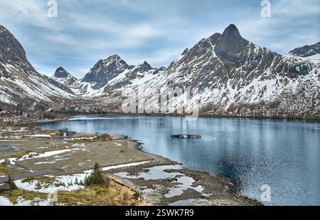 Luftwinterlandschaft der Bergsbotn Bay, Teil des Northfjords auf der Insel Senja in Nordnorwegen Stockfoto