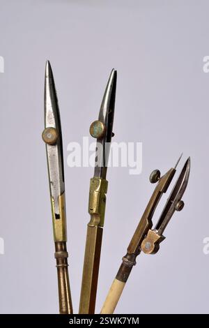 Antikes technisches Zeichenset aus Stahl- und Messingspitzen Stockfoto