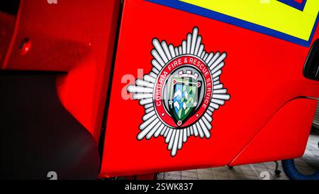 Cumbria Fire and Rescue Service Crest on Fire Appliance Door - Penrith, Cumbria, England, Vereinigtes Königreich Stockfoto