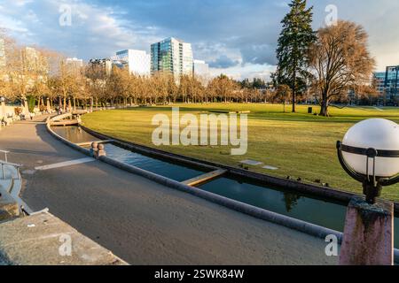 Blick auf einen Wassergraben rund um den Bellevue City Park in Bellevue, Washington. Stockfoto