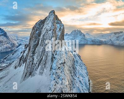 Luftbild des verschneiten Segla Gipfels in der Nähe von Fjordgard, dem berühmtesten Berg auf Senja Island, Nordnorwegen Stockfoto