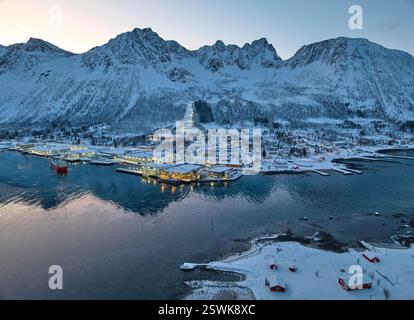 Luftbild der Stadt und des Fischerhafens von Senjahopen, Insel Senja in Nordnorwegen Stockfoto