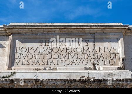 Inschrift auf der Spitze des Titusbogens (Arco di Tito), Palatino, Forum Romanum, Rom, Italien Stockfoto