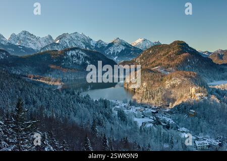 Ein atemberaubender Panoramablick fängt das Wesen einer märchenhaften Winterszene in den bayerischen Alpen ein. Ein weltberühmtes Schloss thront majestätisch auf einem Snow-C Stockfoto