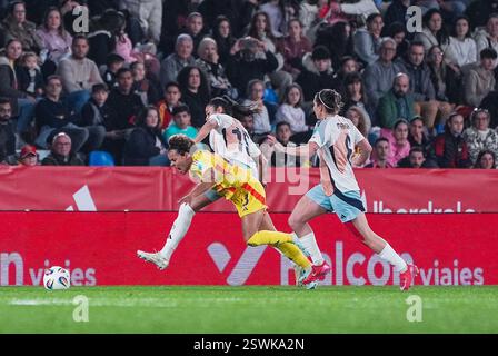 Valencia, Spanien. Februar 2025. Die Belgierin Kassandra Ndoutou Eboa Missipo und die Spanierin Leila Ouahabi wurden während eines Fußballspiels zwischen der belgischen Nationalmannschaft den Red Flames und Spanien am Freitag, den 21. Februar 2025, in Valencia, Spanien, am ersten Spieltag in der Gruppe A3 des Women's Nations League-Wettbewerbs 2024-25 gezeigt. BELGA FOTO JOMA GARCIA i GISBERT Credit: Belga Nachrichtenagentur/Alamy Live News Stockfoto