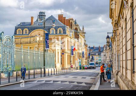 Amiens, Frankreich, 3. Juli 2023: Straßenblick auf das historische Stadtzentrum von Amiens mit alten Gebäuden, Departement Somme, Region Hauts-de-France, Nord-Fran Stockfoto