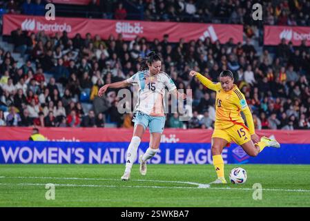 Valencia, Spanien. Februar 2025. Die Spanierin Leila Ouahabi und die Belgierin Mariam Abdulai Toloba wurden während eines Fußballspiels zwischen der belgischen Nationalmannschaft der Roten Flammen und Spanien am Freitag, den 21. Februar 2025, in Valencia, Spanien, am ersten Spieltag in der Gruppe A3 des Women's Nations League 2024-25 gezeigt. BELGA FOTO JOMA GARCIA i GISBERT Credit: Belga Nachrichtenagentur/Alamy Live News Stockfoto