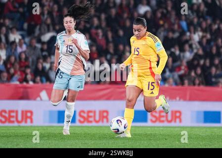 Valencia, Spanien. Februar 2025. Die Spanierin Leila Ouahabi und die Belgierin Mariam Abdulai Toloba wurden während eines Fußballspiels zwischen der belgischen Nationalmannschaft der Roten Flammen und Spanien am Freitag, den 21. Februar 2025, in Valencia, Spanien, am ersten Spieltag in der Gruppe A3 des Women's Nations League 2024-25 gezeigt. BELGA FOTO JOMA GARCIA i GISBERT Credit: Belga Nachrichtenagentur/Alamy Live News Stockfoto