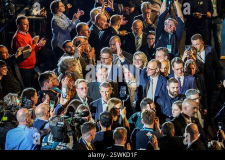 Oberhausen, Deutschland. Februar 2025. Bundeskanzlerkandidat Friedrich Merz und NRW-Ministerpräsident Hendrik Wüst (CDU) marschieren in die Arena in Oberhausen. Credit: Christoph Reichwein/dpa/Alamy Live News Credit: dpa Picture Alliance/Alamy Live News Stockfoto