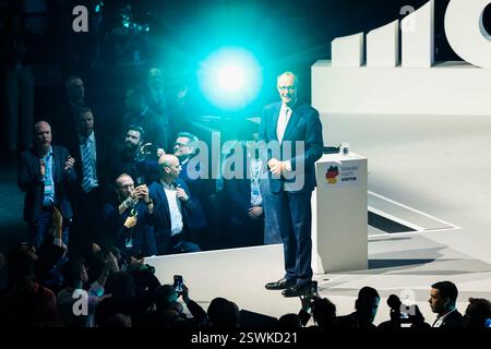 Oberhausen, Deutschland. Februar 2025. Bundeskanzlerkandidat Friedrich Merz steht nach dem Eintritt in die Arena in Oberhausen auf der Bühne. Credit: Christoph Reichwein/dpa/Alamy Live News Credit: dpa Picture Alliance/Alamy Live News Stockfoto