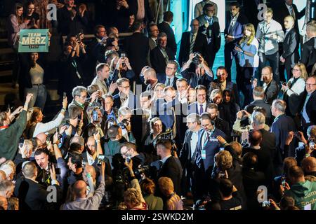 Oberhausen, Deutschland. Februar 2025. Bundeskanzlerkandidat Friedrich Merz und NRW-Ministerpräsident Hendrik Wüst (CDU) marschieren in die Arena in Oberhausen. Credit: Christoph Reichwein/dpa/Alamy Live News Credit: dpa Picture Alliance/Alamy Live News Stockfoto