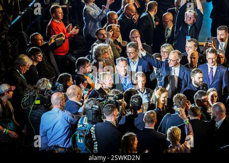 Oberhausen, Deutschland. Februar 2025. Bundeskanzlerkandidat Friedrich Merz und NRW-Ministerpräsident Hendrik Wüst (CDU) marschieren in die Arena in Oberhausen. Credit: Christoph Reichwein/dpa/Alamy Live News Credit: dpa Picture Alliance/Alamy Live News Stockfoto