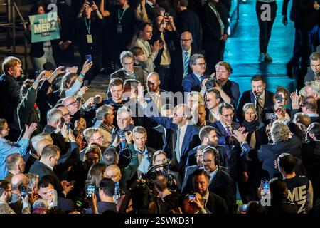 Oberhausen, Deutschland. Februar 2025. Bundeskanzlerkandidat Friedrich Merz und NRW-Ministerpräsident Hendrik Wüst (CDU) marschieren in die Arena in Oberhausen. Credit: Christoph Reichwein/dpa/Alamy Live News Credit: dpa Picture Alliance/Alamy Live News Stockfoto