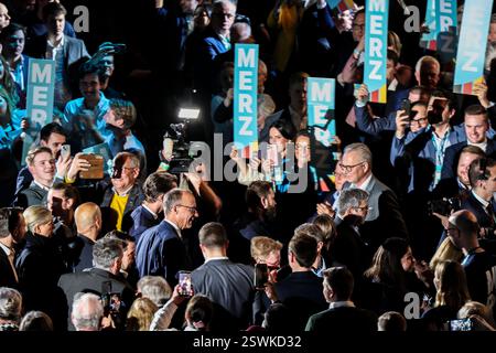 Oberhausen, Deutschland. Februar 2025. Bundeskanzlerkandidat Friedrich Merz und NRW-Ministerpräsident Hendrik Wüst (CDU) marschieren in die Arena in Oberhausen. Credit: Christoph Reichwein/dpa/Alamy Live News Credit: dpa Picture Alliance/Alamy Live News Stockfoto