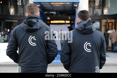 Blick in Richtung Haupteingang des Hotel Bayerischer Hof in München während der Sicherheitskonferenz. Blick in Richtung Haupteingang des Hotel Bayerischer Hof in München während der Sicherheitskonferenz. München Bayern Deutschland *** Blick zum Haupteingang des Hotel Bayerischer Hof in München während der Sicherheitskonferenz Blick zum Haupteingang des Hotel Bayerischer Hof in München während der Sicherheitskonferenz München Bayern Deutschland Stockfoto