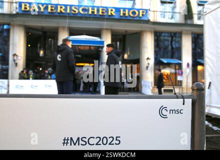 Blick in Richtung Haupteingang des Hotel Bayerischer Hof in München während der Sicherheitskonferenz. Blick in Richtung Haupteingang des Hotel Bayerischer Hof in München während der Sicherheitskonferenz. München Bayern Deutschland *** Blick zum Haupteingang des Hotel Bayerischer Hof in München während der Sicherheitskonferenz Blick zum Haupteingang des Hotel Bayerischer Hof in München während der Sicherheitskonferenz München Bayern Deutschland Stockfoto
