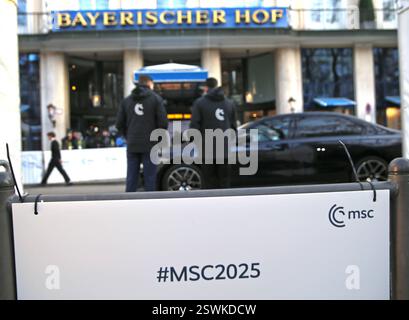 Blick in Richtung Haupteingang des Hotel Bayerischer Hof in München während der Sicherheitskonferenz. Blick in Richtung Haupteingang des Hotel Bayerischer Hof in München während der Sicherheitskonferenz. München Bayern Deutschland *** Blick zum Haupteingang des Hotel Bayerischer Hof in München während der Sicherheitskonferenz Blick zum Haupteingang des Hotel Bayerischer Hof in München während der Sicherheitskonferenz München Bayern Deutschland Stockfoto