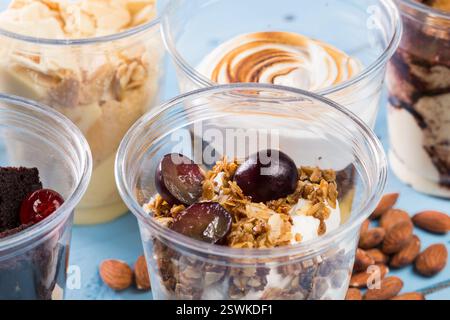 Nahaufnahme mehrerer Desserts in Tassen Stockfoto