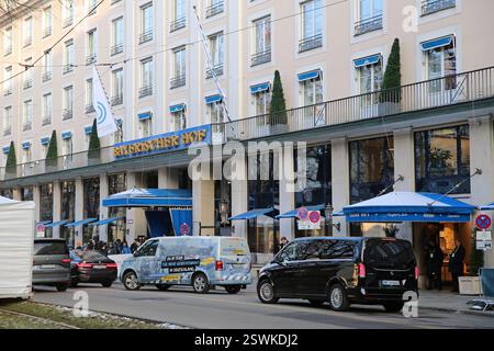 Blick in Richtung Haupteingang des Hotel Bayerischer Hof in München während der Sicherheitskonferenz. Blick in Richtung Haupteingang des Hotel Bayerischer Hof in München während der Sicherheitskonferenz. München Bayern Deutschland *** Blick zum Haupteingang des Hotel Bayerischer Hof in München während der Sicherheitskonferenz Blick zum Haupteingang des Hotel Bayerischer Hof in München während der Sicherheitskonferenz München Bayern Deutschland Stockfoto