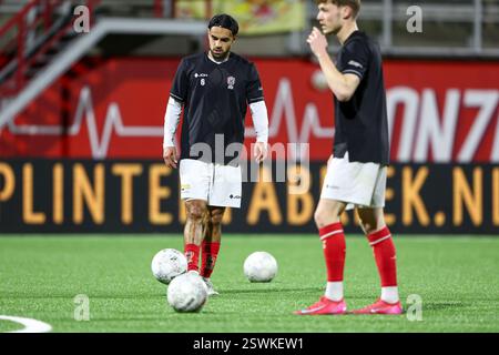 Oss, Niederlande. Februar 2025. OSS, 21.02.2025, Frans Heesen Stadium, niederländischer Fußball Keuken Kampioen Divisie Saison 2024/2025, Spiel zwischen TOP Oss - FC Emmen, TOP Oss Spieler während des Aufwärmens Credit: Pro Shots/Alamy Live News Stockfoto