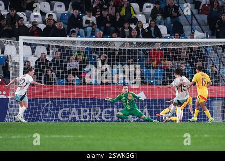 Valencia, Spanien. Februar 2025. Der belgische Torhüter Nicky Evrard, die Spanierin Leila Ouahabi und die Belgierin Mariam Abdulai Toloba wurden während eines Fußballspiels zwischen der belgischen Nationalmannschaft den Red Flames und Spanien am Freitag, den 21. Februar 2025, in Valencia, Spanien, am ersten Spieltag in der Gruppe A3 des Women's Nations League 2024-25 gezeigt. BELGA FOTO JOMA GARCIA i GISBERT Credit: Belga Nachrichtenagentur/Alamy Live News Stockfoto